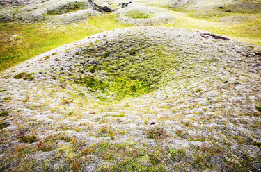 Grasbewachsene wurzellose Kegel, Kirkjubaejarklauster, Island - AURF08193