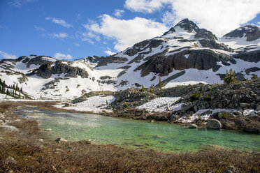 Fluss am Fuße des Locomotive Mountain, Pemberton, British Columbia, Kanada - AURF08197