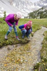 Zwei Mädchen spielen mit Spielzeugbooten im Fluss, Challis, Idaho, USA - AURF08204