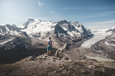 Wanderer bewundert malerische Berge, Alberta, Kanada - AURF08219