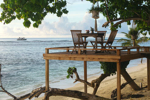 Stühle und Tisch auf einer Plattform an einem Strand, Thulusdhoo, Male, Malediven - AURF08222
