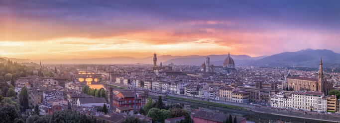 Italien, Toskana, Florenz, Stadtbild mit Ponte Vecchio bei Sonnenaufgang - RPSF00261