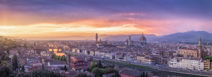 Italy, Tuscany, Florence, Cityscape with Ponte Vecchio at sunrise - RPSF00261