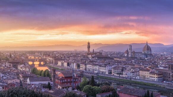 Italien, Toskana, Florenz, Stadtbild mit Ponte Vecchio bei Sonnenaufgang - RPSF00262