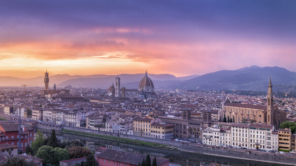 Italien, Toskana, Florenz, Stadtbild mit Ponte Vecchio bei Sonnenaufgang - RPSF00263