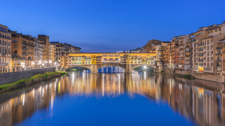 Italien, Toskana, Florenz, Ponte Vecchio zur blauen Stunde - RPSF00267