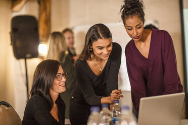 Frauen teilen sich einen Laptop am Tisch - ZEF16110