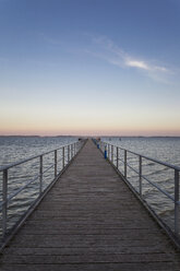 Deutschland, Rügen, Dranske, Seebrücke im Morgenlicht - MAMF00272