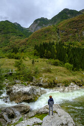 Slowenien, Soca-Tal, Wanderer am Fluss Lepenjica, Triglav-Nationalpark - LBF02318