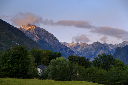 Slowenien, Julische Alpen, Triglav-Gebirge, Soca-Tal, bei Bovec, Berg Vrh Krnice, verstecktes Haus - LBF02319