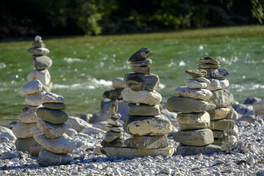 Slowenien, Bovec, Fluss Soca, Steinhaufen am Flussufer - LBF02320