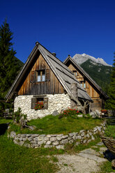 Slowenien, Soca-Tal, in der Nähe von Trenta, Almhütte im Triglav-Nationalpark - LBF02326