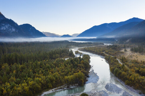 Deutschland, Bayern, Oberbayern, Isar bei der Talsperre Sylvenstein am Morgen - SIEF08267