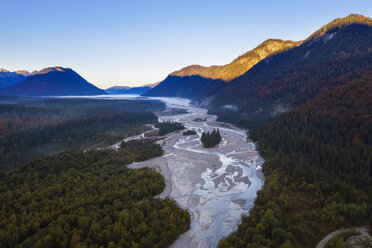 Deutschland, Bayern, Oberbayern, Isar bei der Talsperre Sylvenstein am Morgen - SIEF08268