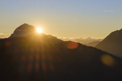 Deutschland, Bayern, Lenggries, Isarwinkel, Bayerische Alpen, Blick von der Hochalm Richtung Guffert bei Sonnenaufgang - SIEF08269