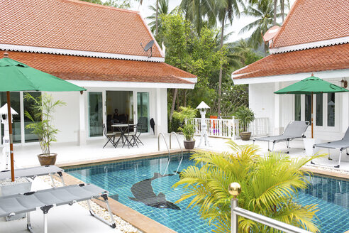 Thailand, holiday resort with swimming pool - MOMF00578