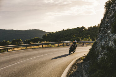 Italien, Insel Elba, Motorradfahrerin beim Biken - FBAF00225