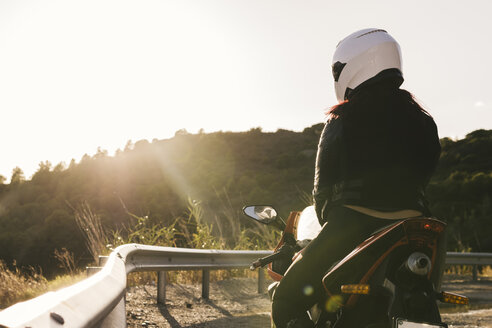 Italien, Insel Elba, Motorradfahrerin am Aussichtspunkt - FBAF00227