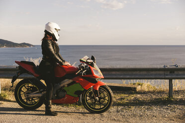 Italien, Insel Elba, Motorradfahrerin am Aussichtspunkt - FBAF00230
