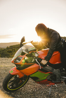 Italien, Insel Elba, Motorradfahrerin in der Sonne - FBAF00233