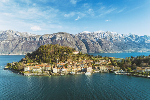 Italien, Lombardei, Luftaufnahme von Bellagio und Comer See - TAMF01102