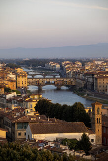 Italien, Florenz, Ponte Vecchio im Morgenlicht - MRAF00360