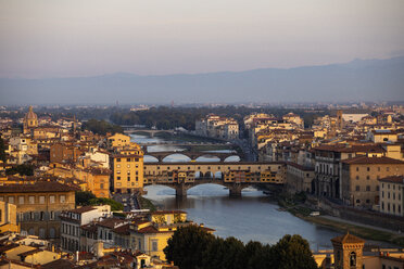 Italien, Florenz, Ponte Vecchio im Morgenlicht - MRAF00361