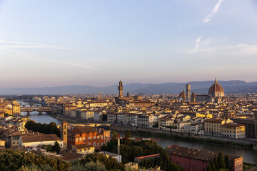 Italien, Florenz, Stadtbild bei Sonnenaufgang - MRAF00362
