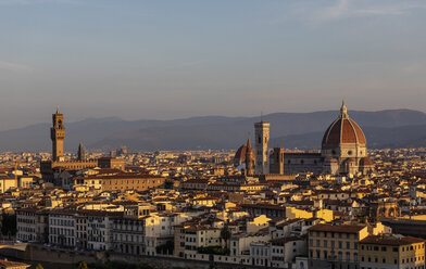 Italien, Florenz, Stadtbild im Morgenlicht - MRAF00364