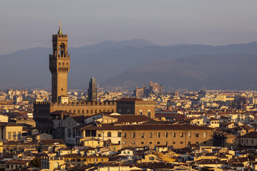 Italien, Florenz, Stadtbild und Palazzo Vecchio im Morgenlicht - MRAF00365