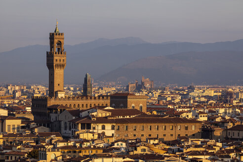 Italien, Florenz, Stadtbild und Palazzo Vecchio im Morgenlicht - MRAF00365