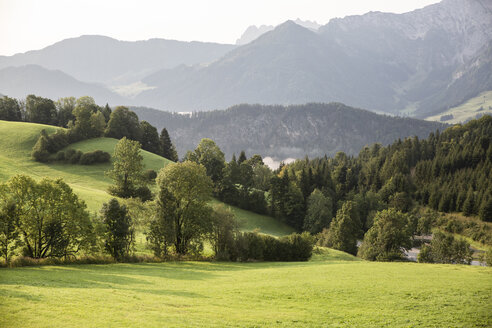 Österreich, Tirol, Kaisergebirge, Blick auf Karspitze und Rettenschoess - MAMF00274