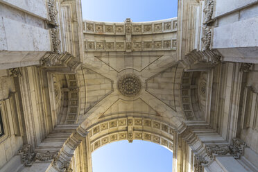 Portugal, Lissabon, Arco da Rua Augusta von unten gesehen - MABF00515