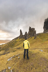 UK, Schottland, Isle of Skye, Mann wandert an einem bewölkten Tag zum Old Man of Storr - WPEF01232