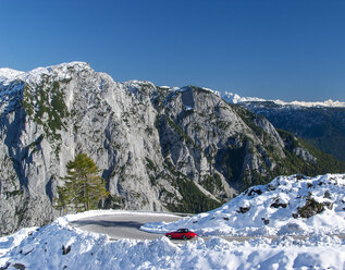 Austria, Salzkammergut, scenic road in winter - WWF04659