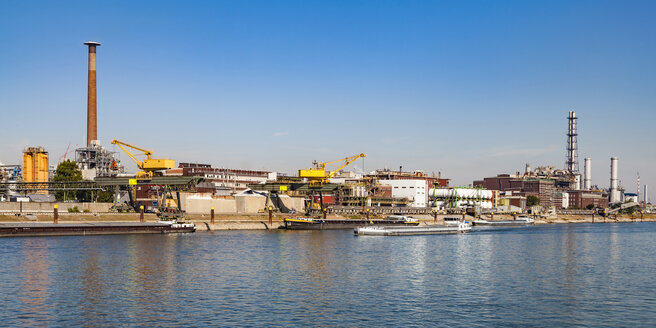 Germany, Ludwigshafen, view to BASF at Rhine riverbank - WDF04996