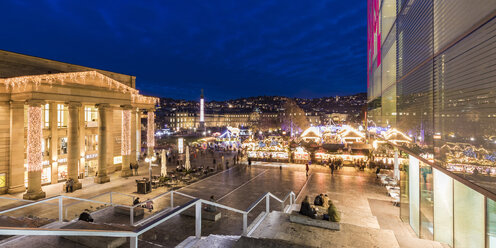 Deutschland, Baden-Württemberg, Stuttgart, Weihnachtsmarkt auf dem Schlossplatz bei Nacht - WD04998