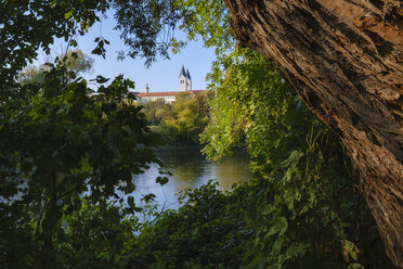 Deutschland, Oberbayern, Freising, Freisinger Dom und Isar - SIEF08281