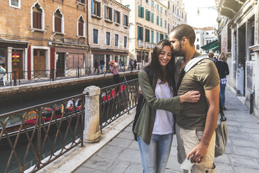 Italien, Venedig, zärtliches junges Paar in der Stadt - WPEF01234