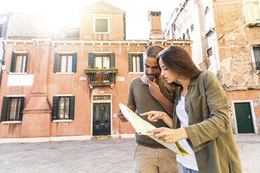 Italien, Venedig, junges Paar mit Blick auf die Karte in der Stadt - WPEF01239