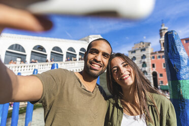 Italy, Venice, couple enjoying the city and taking a selfie with Rialto bridge in background - WPEF01244