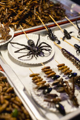 Thailand, Bangkok, Insekten zum Verkauf auf einem Markt - MAUF02207