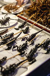 Thailand, Bangkok, Insekten zum Verkauf auf einem Markt - MAUF02208