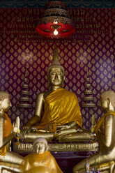 Thailand, Bangkok, Buddhastatuen im Inneren eines Tempels - MAUF02210