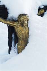 Austria, Salzburg State, Dienten, snow-covered crucifix - WWF04670