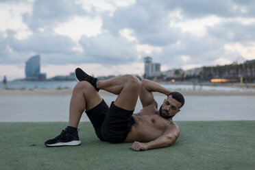 Muskulöser Mann mit nacktem Oberkörper beim Workout im Freien - MAUF02227