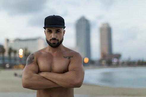 Portrait of barechested muscular man outdoors at dusk - MAUF02234