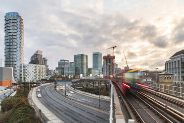 Vereinigtes Königreich, England, London, Finanzviertel mit belebter Straße und unscharfem U-Bahn-Zug im Vordergrund - WPEF01261