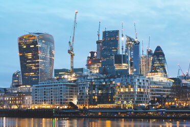 Vereinigtes Königreich, England, London, Finanzviertel mit modernen Wolkenkratzern in der Dämmerung, Langzeitbelichtung - WPEF01266