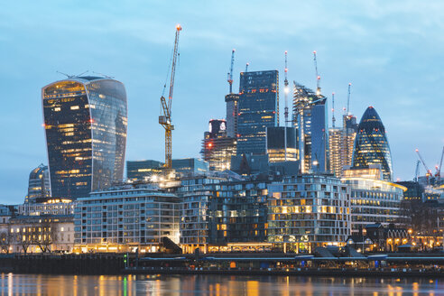 Vereinigtes Königreich, England, London, Finanzviertel mit modernen Wolkenkratzern in der Dämmerung, Langzeitbelichtung - WPEF01266